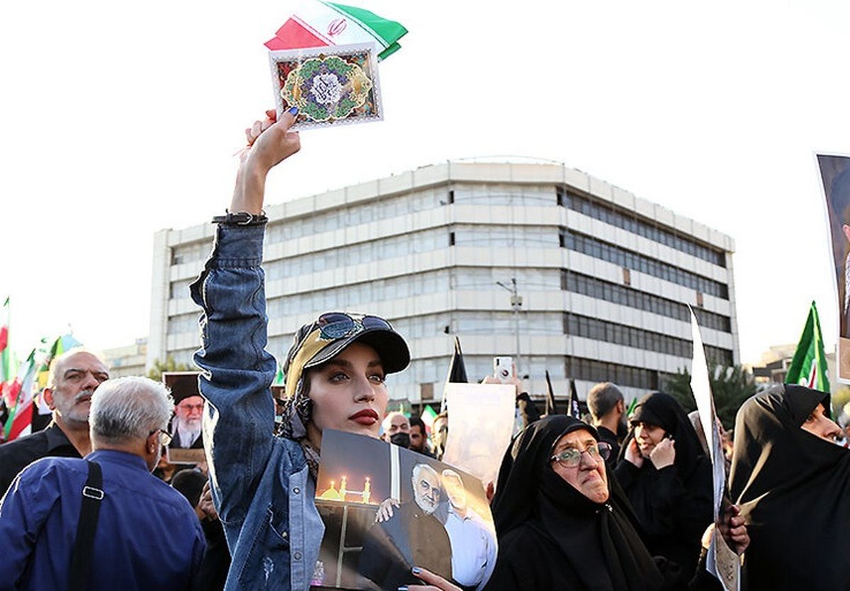 روزنامه اصولگرا: خانم بدحجابی که در راهپیمایی شرکت می‌کند با بقیه بدحجاب‌ها فرق دارد