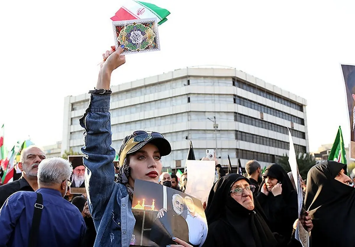 روزنامه اصولگرا: خانم بدحجابی که در راهپیمایی شرکت می‌کند با بقیه بدحجاب‌ها فرق دارد