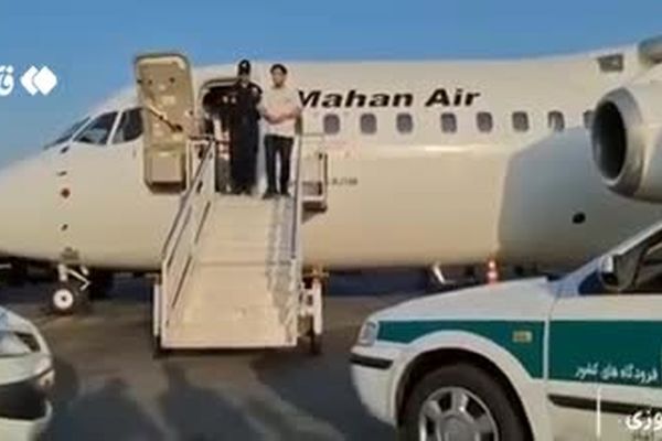 لحظۀ بازگرداندن کلاهبردار ۲۷۰۰ میلیاردی به کشور