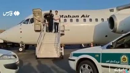 لحظۀ بازگرداندن کلاهبردار ۲۷۰۰ میلیاردی به کشور