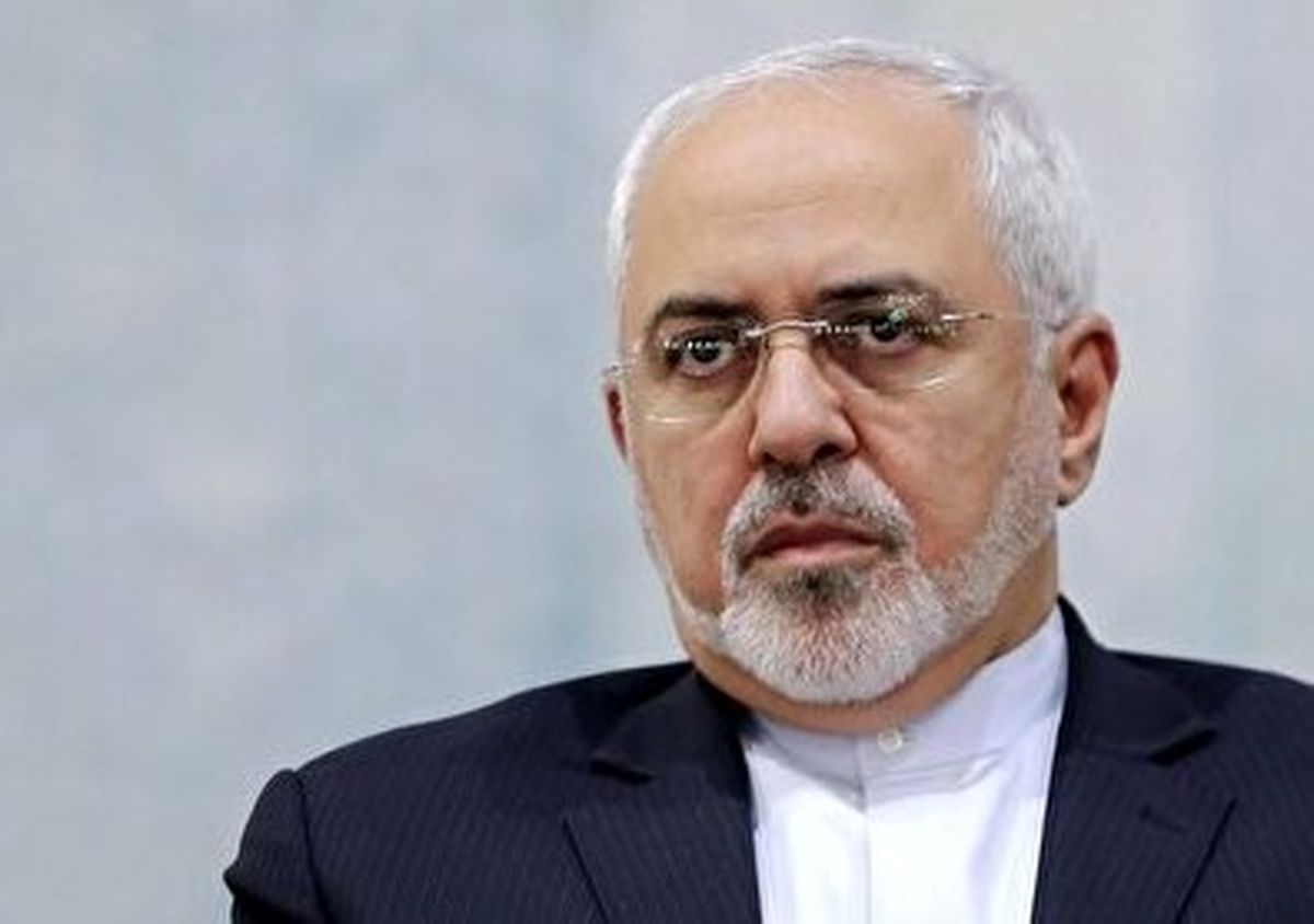 ظریف: احمدی‌نژاد موضوع هولوکاست را مطرح کرد گفتم بیچاره شدیم / ناگفته‌های ظریف درباره پشت پرده اعدام اکبری