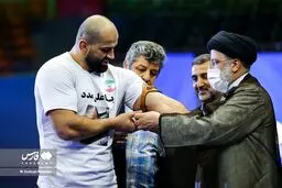 اهدای بازوبند پهلوان کشور توسط رئیس جمهور