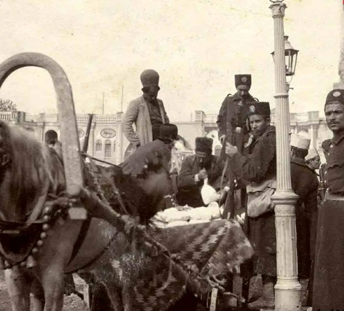 درشکه حمل پول در میدان توپخانه در 110 سال پیش