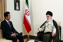 روایت آشنا از ماجرای یک عکس مشهور؛ نخست وزیر ژاپن هیچ پیام کتبی با خودش به تهران نیاورده بود!