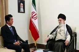 روایت آشنا از ماجرای یک عکس مشهور؛ نخست وزیر ژاپن هیچ پیام کتبی با خودش به تهران نیاورده بود!