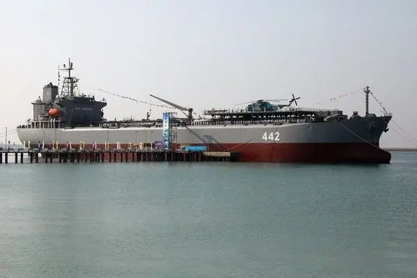 پهپادهای تهاجمی آرش با برد دو هزار کیلومتر روی ناو کردستان + عکس