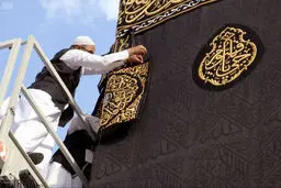 فیلم|لحظه تعویض پرده کعبه خانه خدا