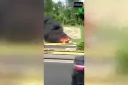 سوختن کامل خودروی سمند در آتش وسط بزرگراه |فیلم