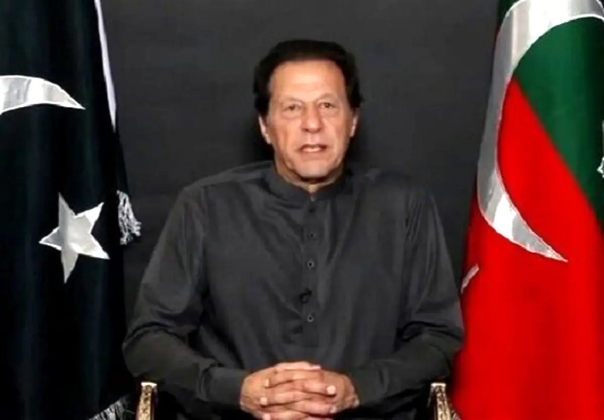 عمران خان از پشت شیشه ضدگلوله: من کناره گیری می‌کنم
