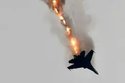 اولین تصاویر از جنگنده سقوط کرده در تبریز /تلاش آتش نشانان برای مهار آتش سوزی