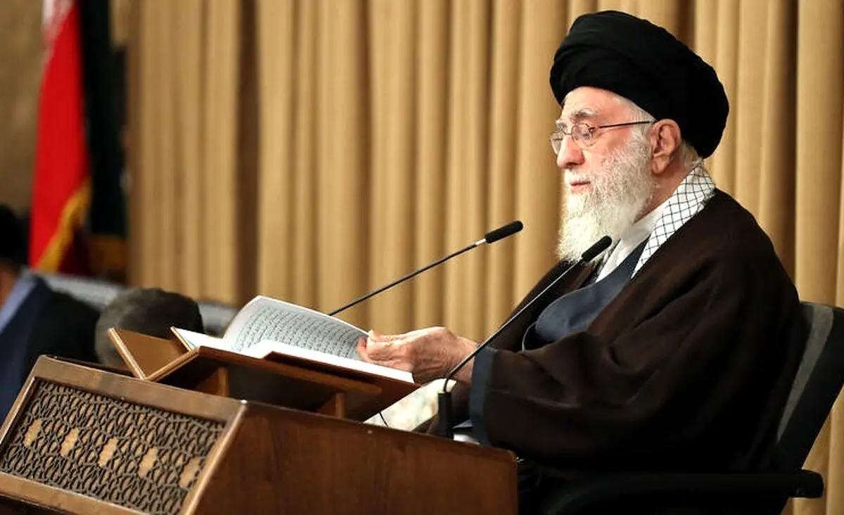 بغض رهبر انقلاب هنگام شنیدن یک آیه از قرآن کریم
