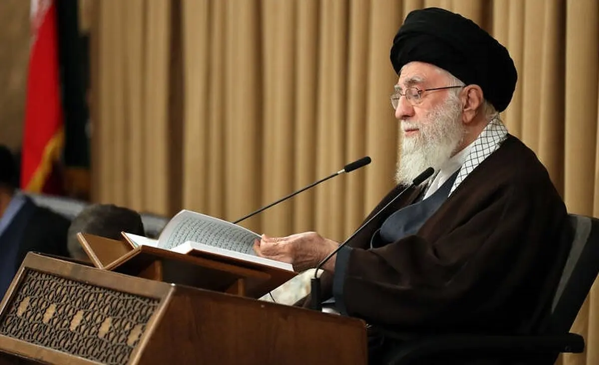 بغض رهبر انقلاب هنگام شنیدن یک آیه از قرآن کریم
