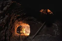 ۷۳ ساعت در دل زمین؛ معدنکاران همچنان محبوس / تونل‌های جدید از سطح زمین حفر شد