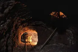 ۷۳ ساعت در دل زمین؛ معدنکاران همچنان محبوس / تونل‌های جدید از سطح زمین حفر شد