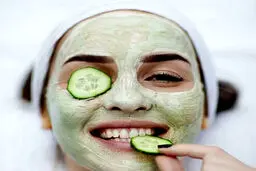بهترین روش‌های جوانسازی پوست صورت در خانه