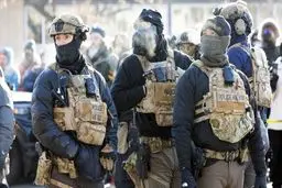 لحظه ورود گارد ملی آمریکا به شهر مینیاپولیس برای مقابله با معترضان