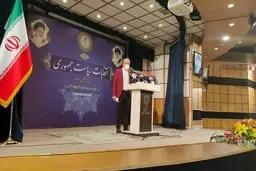 ثبت نام یک احمدی‌نژاد دیگر با کت قرمز و وعده وزیر شادی در انتخابات