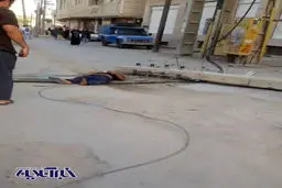 تصاویر تلخ از سقوط یک تیر برق بر اثر زلزله و مرگ یک هموطن
