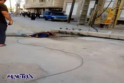 تصاویر تلخ از سقوط یک تیر برق بر اثر زلزله و مرگ یک هموطن