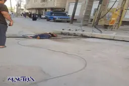 تصاویر تلخ از سقوط یک تیر برق بر اثر زلزله و مرگ یک هموطن