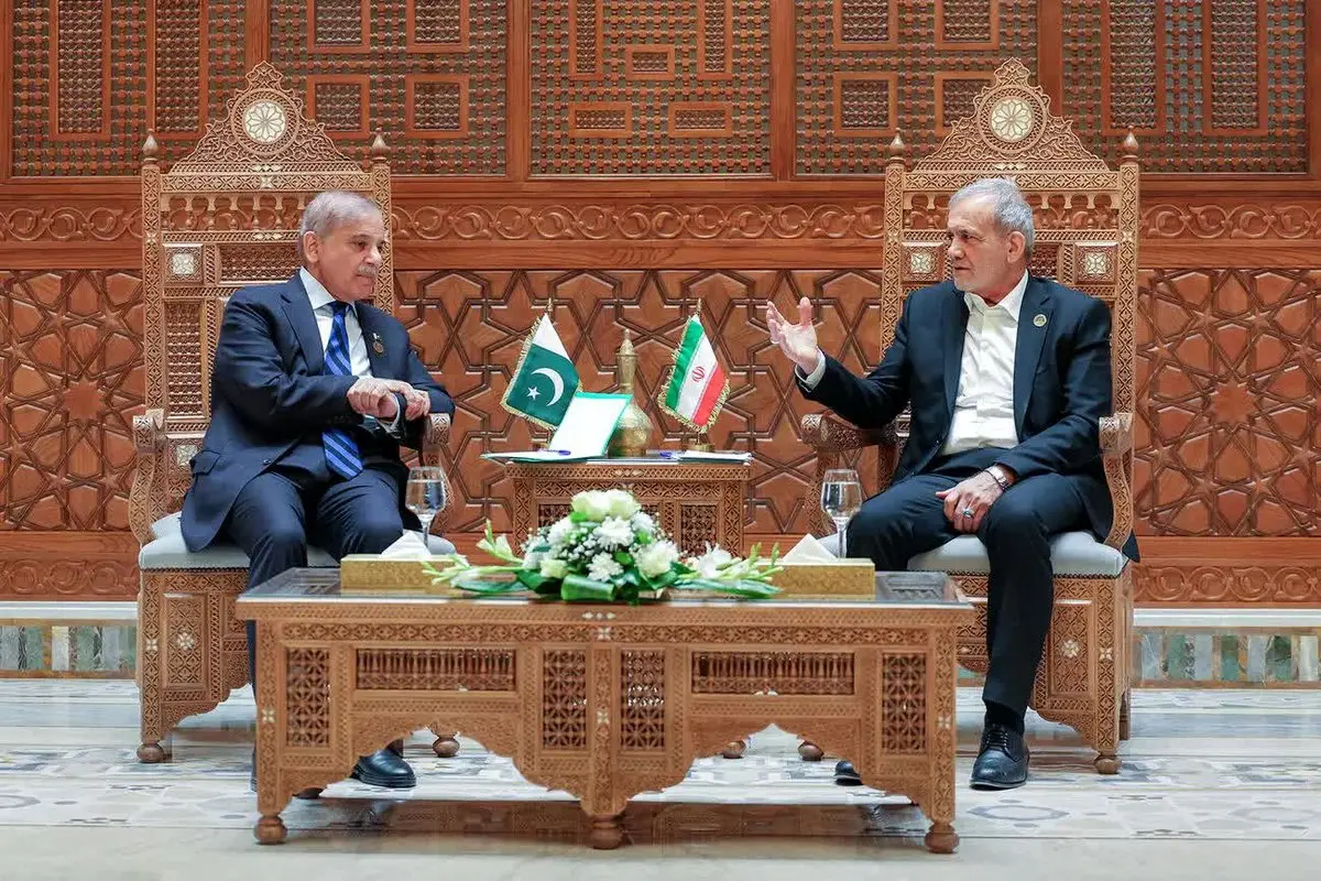 اصلاح مترجم انگلیسی توسط پزشکیان در حضور شهباز شریف