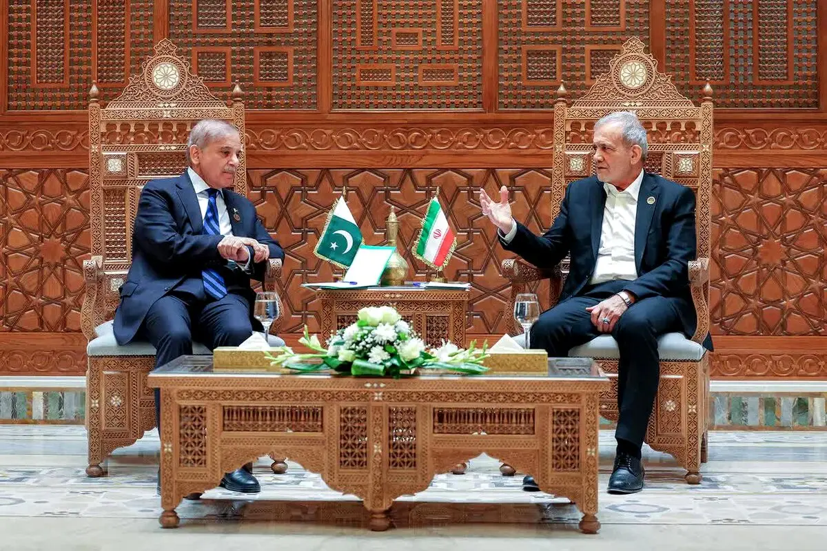 اصلاح مترجم انگلیسی توسط پزشکیان در حضور شهباز شریف
