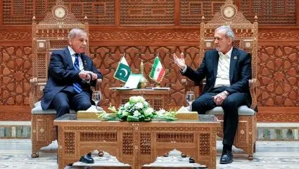 اصلاح مترجم انگلیسی توسط پزشکیان در حضور شهباز شریف
