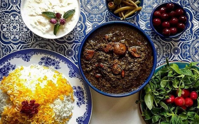 طرز تهیه خورش قورمه سبزی با گوشت قلقلی مجلسی