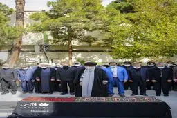 اقامه نماز رهبر انقلاب بر پیکر همسر شهید آیت‌الله مطهری