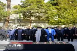 اقامه نماز رهبر انقلاب بر پیکر همسر شهید آیت‌الله مطهری