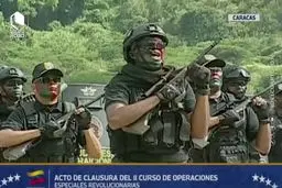 کماندوهای ونزوئلایی آماده نبرد با آمریکا شدند + فیلم