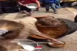 پسربچه گرسنه فلسطینی دنبال ته‌مانده‌های غذای دیگ