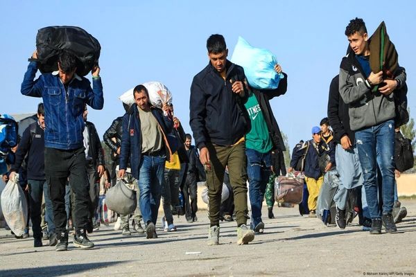 جمهوری اسلامی: اشک تمساح برای مهاجران افغان؛ رسانه ملی چرا عاشق طالبان شده است؟