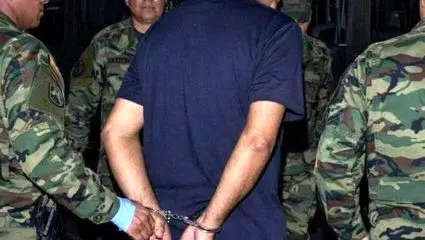 لحظه پیاده کردن امنیتی مادورو در فرودگاه نظامی نیویورک