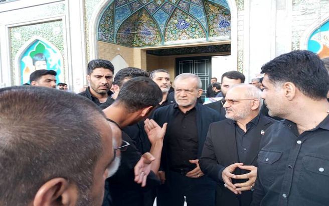 تصاویر پزشکیان در مراسم ختم شهدای قرارگاه مرکزی خاتم