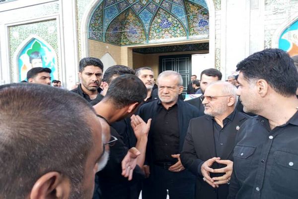 تصاویر پزشکیان در مراسم ختم شهدای قرارگاه مرکزی خاتم
