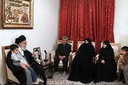 حضور رهبر انقلاب در منزل شهید احمدی روشن