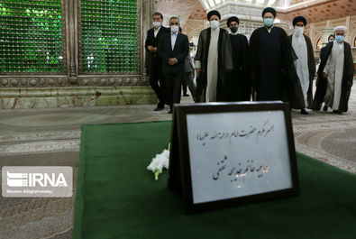رئیس جمهور متخب در مرقد امام (ره)