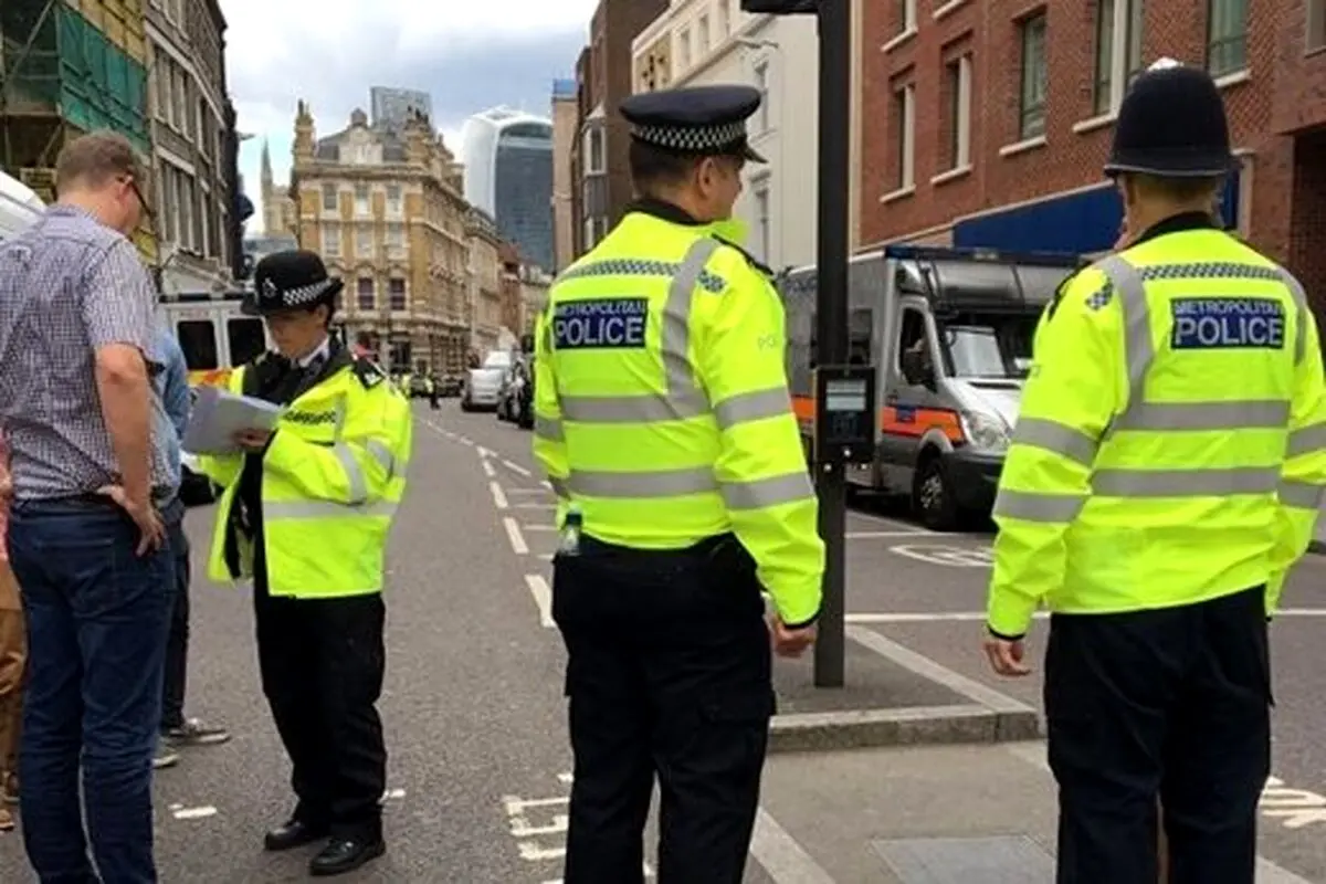 پلیس لندن در شب قدر مشغول میل نذری شیعیان در حسینیه