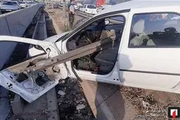 نجات معجزه‌آسای راننده L۹۰ پس از ورود گاردریل به خودرو + تصاویر

