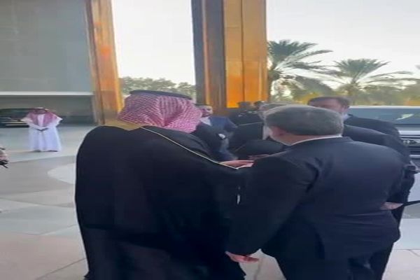 استقبال صمیمانه برادر بن سلمان و وزیر دفاع عربستان از عراقچی 