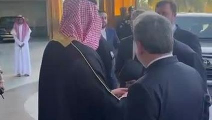 استقبال صمیمانه برادر بن سلمان و وزیر دفاع عربستان از عراقچی 