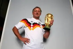 فوتبال جهان در سوگ بره‌مه: یک افسانه ما را ترک کرد