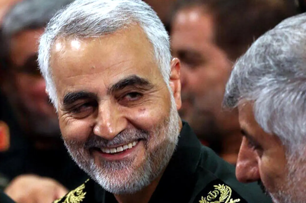 تصاویر دیده نشده از دیدار خودمانی حاج قاسم با جوانان