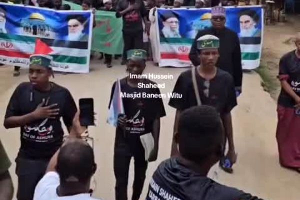 دسته عزاداری مردم کنیا با تصاویر رهبران انقلاب
