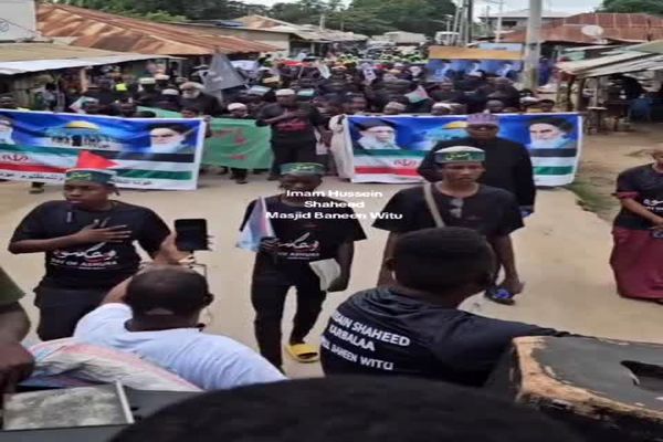  دسته عزاداری مردم کنیا با تصاویر رهبران انقلاب
