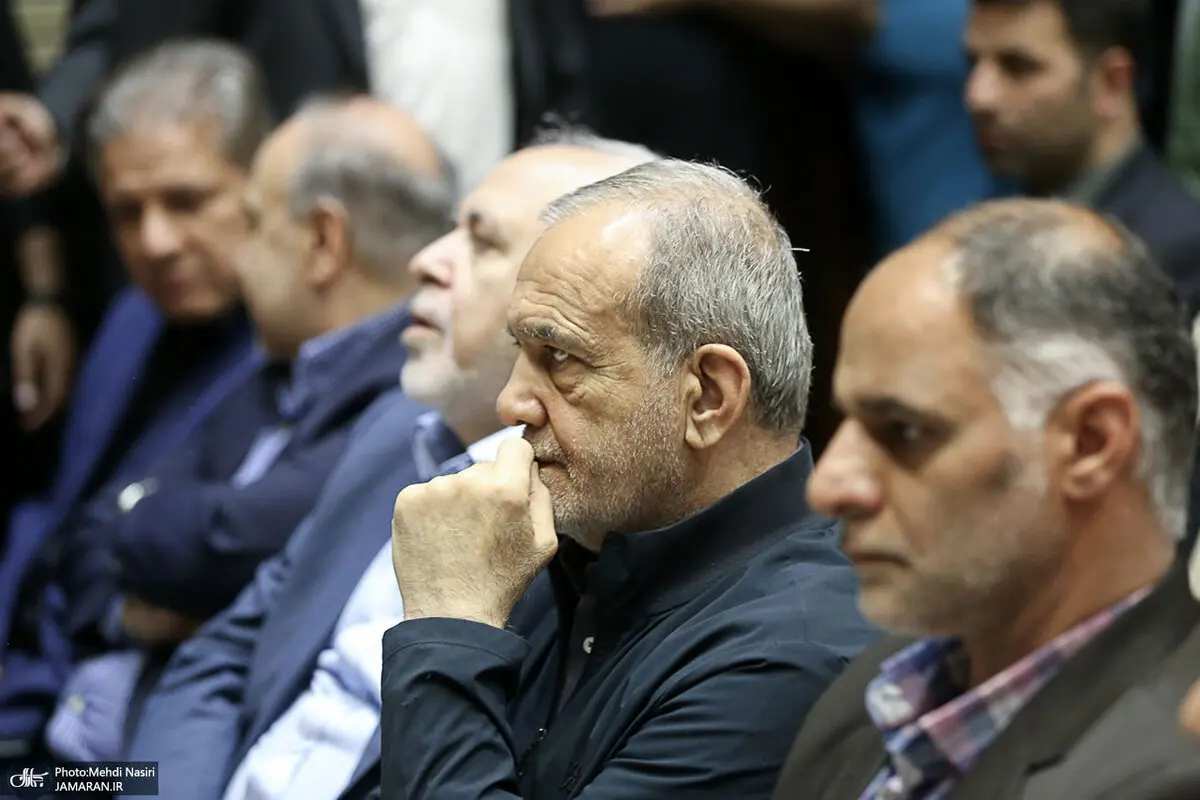 خوش و بش پزشکیان و حسن روحانی در ختم احمد ناطق نوری + عکس