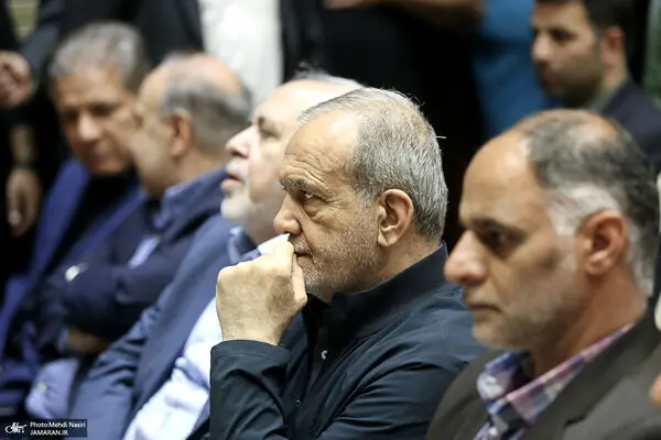 خوش و بش پزشکیان و حسن روحانی در ختم احمد ناطق نوری + عکس