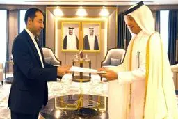 رئیس پیشین بانک مرکزی به‌عنوان سفیر جدید ایران استوارنامه خود را به مقام قطری تقدیم کرد