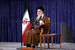 رهبر انقلاب : ایران قوی؛ تنها راه‌حل مشکلات است